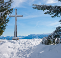 fileadmin/roha/images_galerie/kirche_religion/Teisendorf/Freidling-Berg-Stoisseralm/KKKM-TEIS-STOISS-0006-5-D-roha-Gipfel-Kreuz-Teisenberg-Stoisser-Alm-Teisendorf-Anger-Winter-Untersberg.png