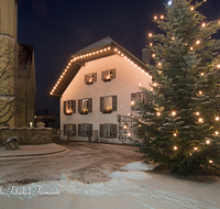 fileadmin/roha/images_galerie/orte_landschaft/Piding/PID-PET-PL-WEIH-0001-D-roha-Piding-Petersplatz-Weihnachte-Christbaum-Nacht.png