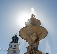 fileadmin/roha/images_galerie/orte_landschaft/Salzburg/Residenz-Kapitel-Mozartplatz/SA-RESID-PLA-0009-01-D-roha-Salzburg-Residenz-Platz-Brunnen-Dom-Sonne.png