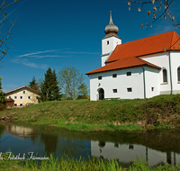 fileadmin/roha/images_galerie/orte_landschaft/Saaldorf/SAAL-STEINBR-0002-D-roha-Saaldorf-Steinbruenning-Kirche-Weiher.png