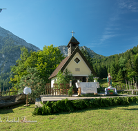 fileadmin/roha/images_galerie/orte_landschaft/Piding/Piding-Feste-Theater-usw/BR-ALMM-STEIN-ALM-0959-01-D-roha-Brauchtum-Almmesse-Piding-Steineralm-Kapelle-Hochstaufen.png