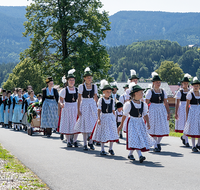 fileadmin/roha/images_galerie/orte_landschaft/Teisendorf/Neukirchen/Trachtenfest-Neukirchen-2019/BR-FEST-NEUK-TRACH-2019-08-11-1157-02-D-roha-Brauchtum-Fest-Neukirchen-Trachtenverein-Festzug.png