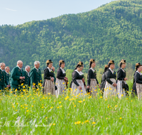 fileadmin/roha/images_galerie/brauchtum/Tracht/Trachtenwallfahrt_Raiten/BR-TRACH-WALL-RAI-0013-D-roha-Tracht-Trachtenwallfahrt-Raiten-Chiemgau-Alpenverband-Blumenwiese.png