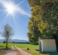 fileadmin/roha/images_galerie/kirche_religion/Teisendorf/KKKM-TEIS-RUECK-0026-D-roha-Kapelle-Oberstetten-Teisendorf-Sonne-Weg.png