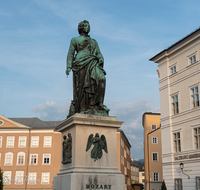 fileadmin/roha/images_galerie/orte_landschaft/Salzburg/Residenz-Kapitel-Mozartplatz/SA-MOZA-0007-D-roha-Salzburg-Mozart-Statue-Mozartplatz.png