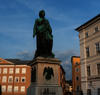 fileadmin/roha/images_galerie/orte_landschaft/Salzburg/Residenz-Kapitel-Mozartplatz/SA-MOZA-0007-D-roha-Salzburg-Mozart-Statue-Mozartplatz.png