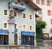 fileadmin/roha/images_galerie/orte_landschaft/Berchtesgaden/Markt-Berchtesgaden/BGD-MARKT-0016-D-roha-Berchtesgaden-Markt-Fassade-Brunnen-Loewe.png