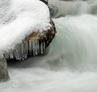 fileadmin/roha/images_galerie/Winter/BGD-RA-ZAUB-WI-0005-D-roha-Berchtesgaden-Ramsau-Zauberwald-Wildwasser-Winter.png