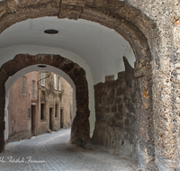 fileadmin/roha/images_galerie/orte_landschaft/Salzburg/Steingasse/SA-STEING-0004-D-roha-Salzburg-Steintor-Tor-Steingasse-Kopfsteinpflaster.png