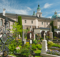 fileadmin/roha/images_galerie/orte_landschaft/Salzburg/St-Peter-Katakomben/SA-STPETER-FRIED-0024-D-roha-Salzburg-Friedhof-St-Peter-Grab-Dom.png