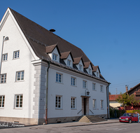 fileadmin/roha/images_galerie/orte_landschaft/Teisendorf/Teisendorf-Markt/TEI-MA-POST-0002-D-roha-Teisendorf-Markt-Postamt-Aerztehaus.png