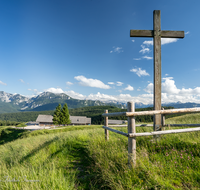 fileadmin/roha/images_galerie/orte_landschaft/Stoisser-Alm/TEI-STO-0020-01-D-roha-Teisendorf-Anger-Stoisseralm-Hochstaufen-Zwiesel-Gipfel-Kreuz.png