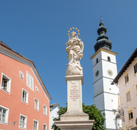 fileadmin/roha/images_galerie/orte_landschaft/Waging/WAG-0030-D-roha-Waging-am-See-Markt-Platz-Fassade-Mariensaeule.png