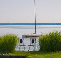 fileadmin/roha/images_galerie/orte_landschaft/Chiemsee/CHIE-FRAU-STUH-0001-D-roha-Chiemsee-Fraueninsel-Stuhl-Segelschiff.png