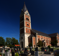 fileadmin/roha/images_galerie/orte_landschaft/Fridolfing/FRID-0002-01-D-roha-Fridolfing-Kirche-Friedhof.png