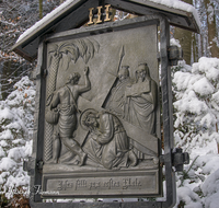 fileadmin/roha/images_galerie/kirche_religion/Ainring-Kreuzweg/KKKM-AINR-KR-03-0010-02-D-roha-Kreuzweg-Ainring-Kirche-Wald-Schnee-Winter.png