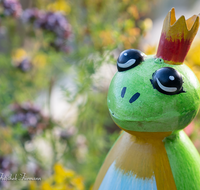 fileadmin/roha/images_galerie/Baum-natur-garten/Haus-Blumenschmuck-Deko/LANDA-GART-FIG-FRO-0003-D-roha-Landart-Garten-Figur-Frosch-Koenig-Zaun.png