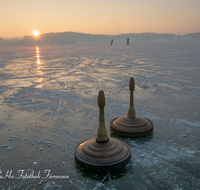 fileadmin/roha/images_galerie/Freizeit-Sport/SPO-EIS-STOCK-WAG-0008-D-roha-Sport-Winter-Eis-Eisstock-Waginger-See-Kuehnhausen-Sonnenuntergang-Stimmung.png