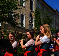 fileadmin/roha/images_galerie/musik/Blasmusik/Teisendorf-Neukirchen-Weildorf/Musikkapelle-Teisendorf/TEI-MA-STA-KON-2024-1-9994-D-roha-Teisendorf-Marktstrasse-Standkonzert.png