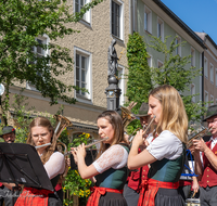 fileadmin/roha/images_galerie/musik/Blasmusik/Teisendorf-Neukirchen-Weildorf/Musikkapelle-Teisendorf/TEI-MA-STA-KON-2024-1-9994-D-roha-Teisendorf-Marktstrasse-Standkonzert.png