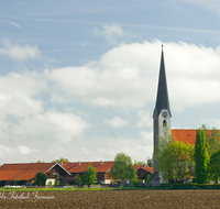 fileadmin/roha/images_galerie/kirche_religion/Tittmoning/TITTM-KIRCHH-0001-D-roha-Tittmoning-Kirchheim-St-Georg-Acker-Fruehling-Kirche.png