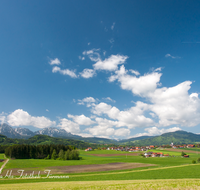 fileadmin/roha/images_galerie/orte_landschaft/Ainring/AINR-STRASS-0020-D-roha-Ainring-Strass-Dorf-Hoegl-Hochstaufen-Zwiesel-Teisenberg-Landschaft.png