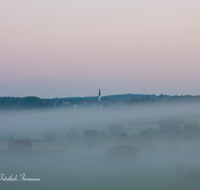 fileadmin/roha/images_galerie/orte_landschaft/Ainring/AINR-STRASS-STIM-0012-D-roha-Ainring-Strass-Stimmung-Sonnenaufgang-Nebel.png