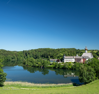 fileadmin/roha/images_galerie/orte_landschaft/Anger/Hoeglwoerth/AN-HOE-0040-D-roha-Anger-Hoeglwoerth-See-Kloster.png