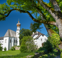 fileadmin/roha/images_galerie/orte_landschaft/Anger/Hoeglwoerth/AN-HOE-0097-07-D-roha-Anger-Hoeglwoerth-Kloster-Torhaus.png