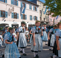 fileadmin/roha/images_galerie/brauchtum/Erntedank-Drischleg/BR-ERNTED-2016-1102-03-D-roha-Brauchtum-Erntedank-Teisendorf-Trachtler-Prozession-Marktstrasse.png