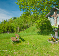 fileadmin/roha/images_galerie/kirche_religion/Saaldorf/KKKM-SAALD-SUR-GERS-0004-D-roha-Wegkreuz-Saaldorf-Gerspoint-Waldrand-Bank.png