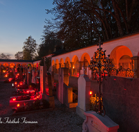 fileadmin/roha/images_galerie/brauchtum/Allerheiligen/KKKM-TEIS-FRIEDH-0008-D-roha-Kirche-Friedhof-Teisendorf-Grab-Allerheiligen-Brauchtum.png