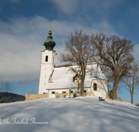 fileadmin/roha/images_galerie/orte_landschaft/Piding/PID-JOHAN-WI-0003-D-roha-Piding-St-Johannes-Johannishoegl-Kirche-Kreuz-Winter-Schnee.png