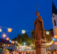 fileadmin/roha/images_galerie/orte_landschaft/Piding/Piding-Feste-Theater-usw/PID-LEU-BR-2019-2137-D-roha-Piding-Leuchtbrunnenfest-Musikkapelle-Petersplatz.png