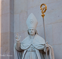 fileadmin/roha/images_galerie/orte_landschaft/Salzburg/Dom/SA-DOM-0001-5-D-roha-Salzburg-Dom-Portal-Marmor-Figur-hl-Virgil.png