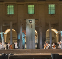 fileadmin/roha/images_galerie/orte_landschaft/Salzburg/Jedermann/SA-KU-JEDERM-2015-2249-01-D-roha-Salzburg-Festspiele-Jedermann-Theater-Dom.png