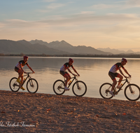 fileadmin/roha/images_galerie/Freizeit-Sport/Mountainbike-Radfahren/SPO-MOUN-CHIEM-0009-D-roha-Sport-Mountainbike-Fahrrad-Rad-Chiemsee-Sonnenuntergang-Helm.png