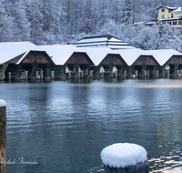 fileadmin/roha/images_galerie/orte_landschaft/Berchtesgaden/Koenigssee/BGD-KOE-SCHIFF-WI-0001-0-02-D-roha-Berchtesgaden-Koenigssee-Seelaende-Winter-Schnee.png