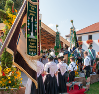 fileadmin/roha/images_galerie/orte_landschaft/Anger/Anger-Trachten-Musik-Fest/BR-FEST-ANG-MUS-TRACH-2018-08-19-1055-0-03-D-roha-Brauchtum-Fest-Anger-Trachtenverein-Musikkapelle-Festaltar.png