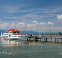 fileadmin/roha/images_galerie/orte_landschaft/Chiemsee/CHIE-SCHIFF-0029-D-roha-Chiemsee-Schiff-Fahrt-Schifffahrt-Seebruck-Anlegesteg.png