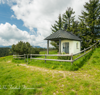 fileadmin/roha/images_galerie/kirche_religion/Teisendorf/Freidling-Berg-Stoisseralm/KKKM-TEIS-STOISS-0034-D-roha--Kapelle-Stoisser-Alm-Maria-auf-den-Almen-Zaun.png