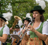 fileadmin/roha/images_galerie/orte_landschaft/Petting/Schoenram-Bezirksmusikfest/MU-BLA-SCHOEN-2024-1-1224-1-D-roha-Musik-Bezirksmusikfest-Schoenram.png