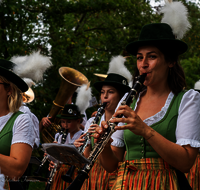 fileadmin/roha/images_galerie/orte_landschaft/Petting/Schoenram-Bezirksmusikfest/MU-BLA-SCHOEN-2024-1-1224-1-D-roha-Musik-Bezirksmusikfest-Schoenram.png