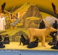 fileadmin/roha/images_galerie/orte_landschaft/Oberammergau/Passion/OBERA-PASS-0047-D-roha-Oberammergau-Passion-Spiele-Jesus-Christus-Goldenes-Kalb.png