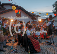 fileadmin/roha/images_galerie/orte_landschaft/Piding/Piding-Feste-Theater-usw/PID-LEU-BR-2017-01-D-roha-Piding-Leuchtbrunnenfest-Musikkapelle-Petersplatz.png