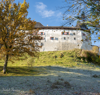 fileadmin/roha/images_galerie/orte_landschaft/Piding/PID-STAUFENECK-0093-D-roha-Piding-Staufeneck-Schloss-Fuderheuberg-Herbst-Sonne.png