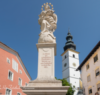 fileadmin/roha/images_galerie/architektur-Haeuser/WAG-0031-D-roha-Waging-am-See-Markt-Platz-Fassade-Mariensaeule.png