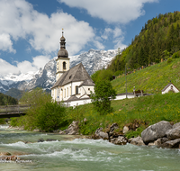 fileadmin/roha/images_galerie/orte_landschaft/Berchtesgaden/Ramsau/BGD-RA-0028-03-D-roha-Berchtesgaden-Ramsau-Kirche-Zwiebelturm-Reiter-Alpe-Ramsauer-Ache-Wasser-Steg.png