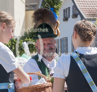 fileadmin/roha/images_galerie/brauchtum/Maibaum/Piding-Johannishoegl/BR-MAIB-PID-2017-1401-03-D-roha-Brauchtum-Maibaum-Piding-Marketenderin-Trachtler.jpg