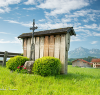 fileadmin/roha/images_galerie/kirche_religion/Teisendorf/KKKM-TEIS-UFER-0013-D-roha-Wegkreuz-Totenbretter-Teisendorf-Ried-Warisloh.png